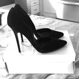 Black pointy Steve Madden heels (Varcityy Suede